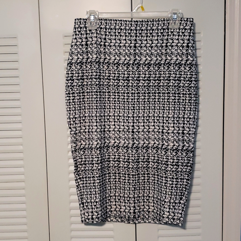 Brand new White & Black XS Maternity Skirt from A Pea in the Pod